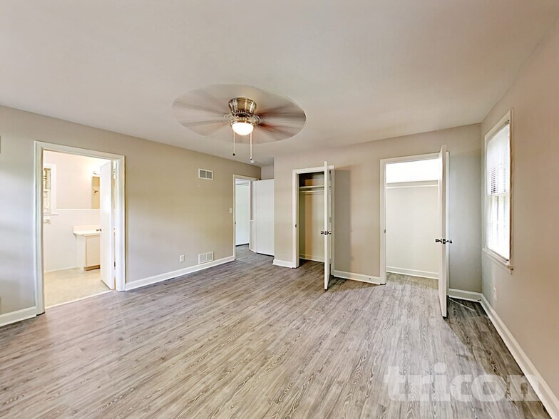 Building Photo - 1122 Paramount Cir