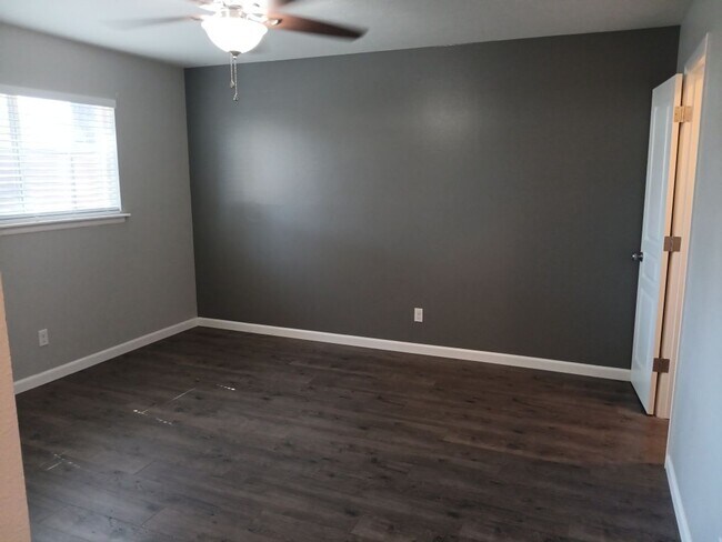 Building Photo - Stunning 4 bedroom, 2 bathroom home! Showings available NOW!