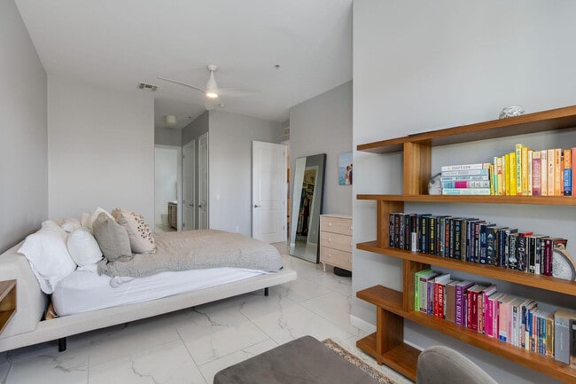 Building Photo - 7291 N Scottsdale Rd