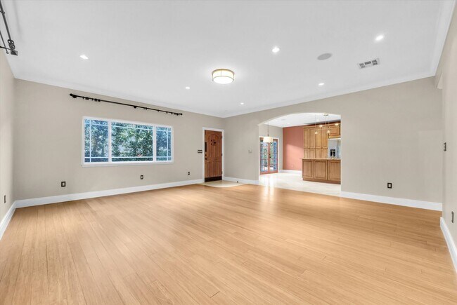 Building Photo - 2006 Manhattan Beach Blvd