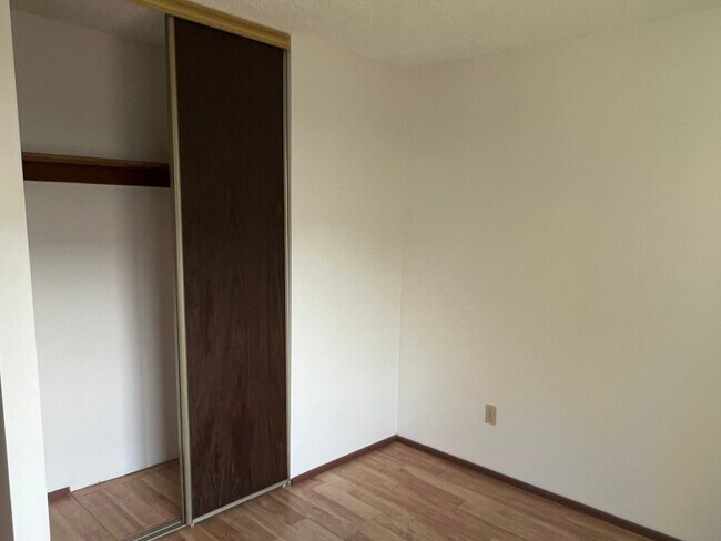 Building Photo - Open Concept: 3 Bed, 1.5 Bath Hidden Gem!