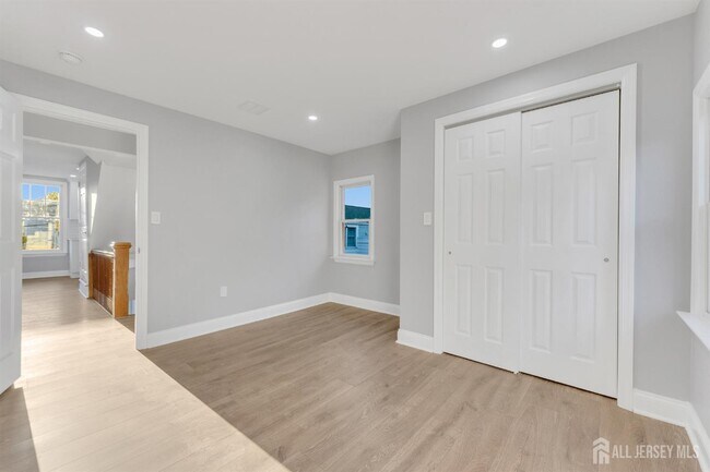 Building Photo - 15 N Main St