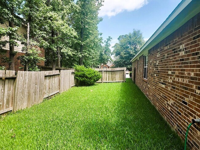 Building Photo - 1014 Spring Lakes Haven