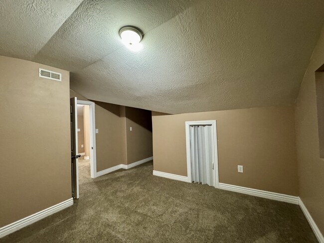 Building Photo - 781 Sherwood Dr