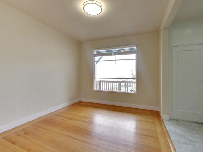 Building Photo - Remodeled 3 Bedroom in Nob Hill!!