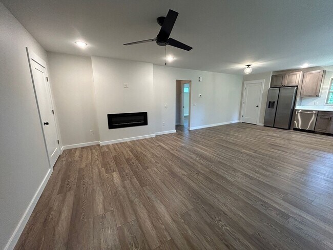 Building Photo - West AVL - 1/1 Like New Duplex