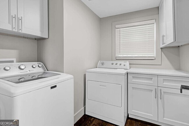 Building Photo - 1887 Shalimar Dr NE