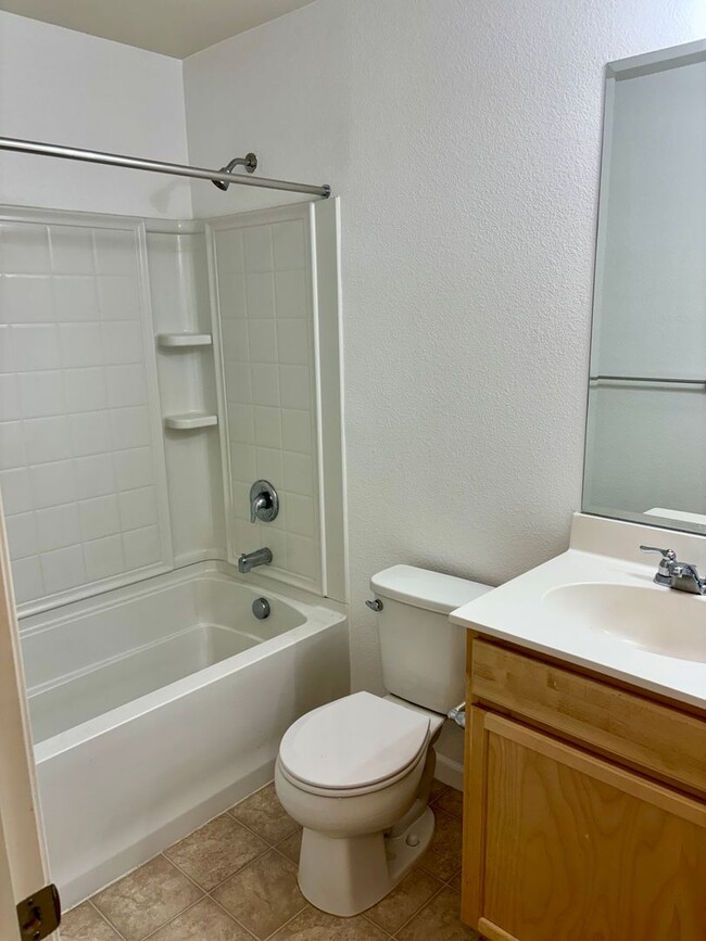 Building Photo - Fabulous San Ramon Condo- Near Bishop Ranc...