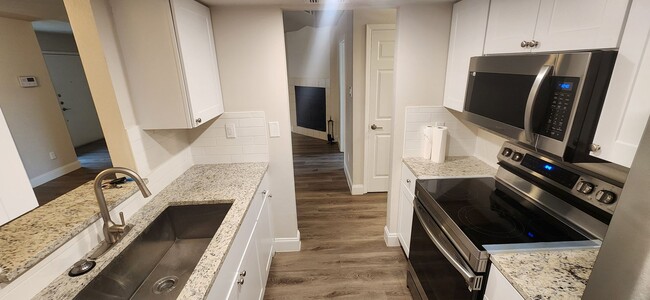 Building Photo - 2-Bed/1-Bath Townhome -Silver Creek Villas- Gated Community