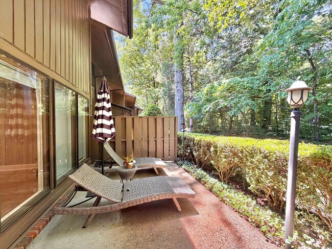 Building Photo - 907 Oak Tree Dr