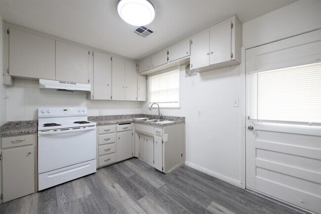Building Photo - 548 E Grumman Dr