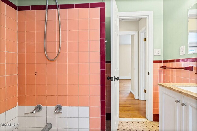 Building Photo - 165 S Pine Ave