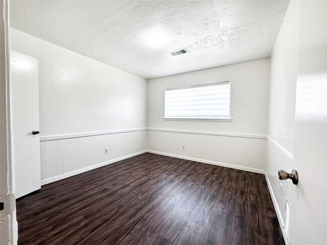 Building Photo - 9270 Theysen Dr