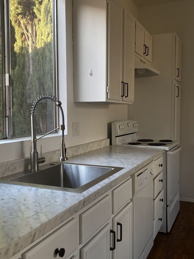 Building Photo - Doheny