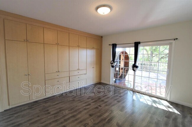Building Photo - 3694 Berwick Dr