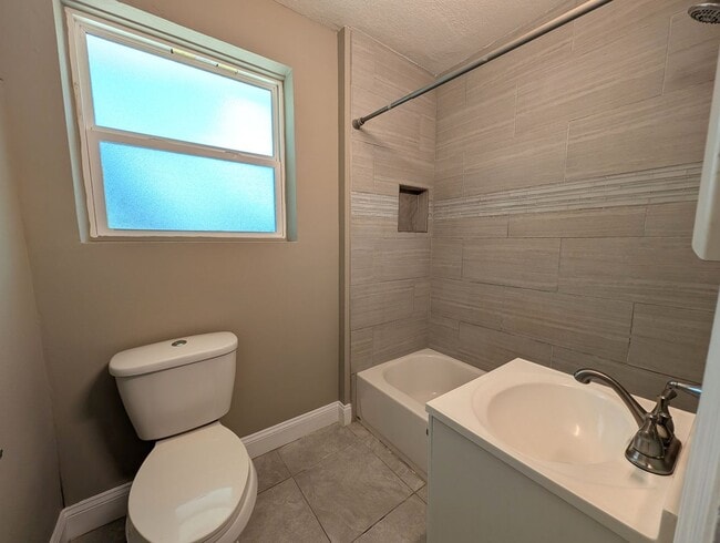 Building Photo - AVAILABLE NOW!! 3/1 Updated and Ready for a move-in!