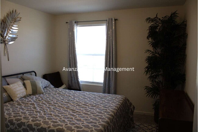 Building Photo - 1 Year Lease 4 Bed  3 Bath  Rent: $2,695 D...