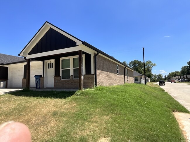 Building Photo - 100 Chloe Dr