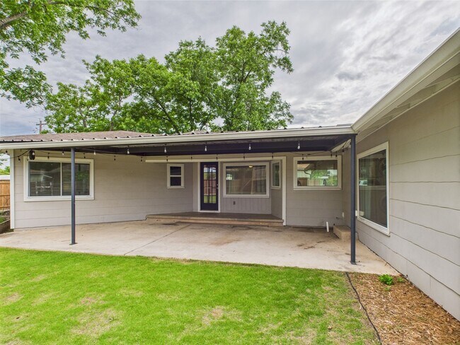 Building Photo - Charming 3-Bedroom Retreat with 2 Full Baths in the Heart of Fredericksburg!