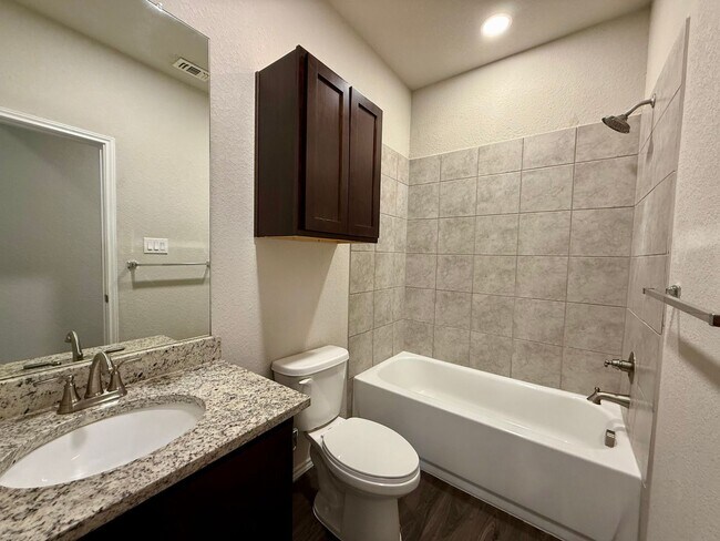 Building Photo - 3 Bedroom, 2 Bathroom Duplex in Converse!