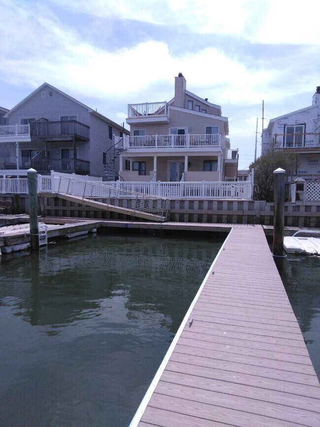 Primary Photo - 611 W Burk Ave