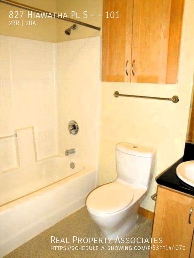 Building Photo - 827 Hiawatha Pl S