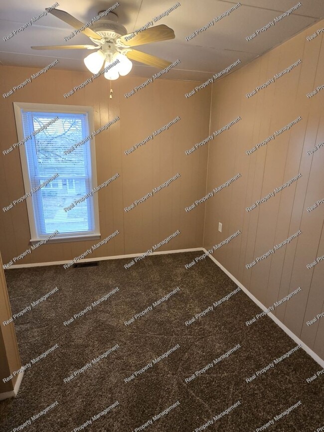 Building Photo - 2 Bedroom 2nd Floor Apartment