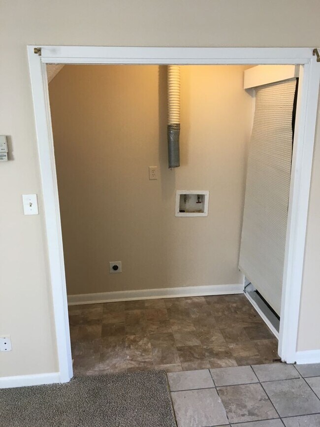 Building Photo - 2 Bedroom 2.5 Bath Townhome in Spicewood Townhome Community