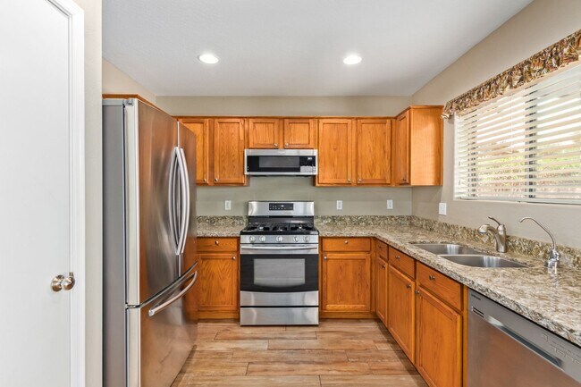 Building Photo - Stunning 3 Bed/2 Bath Home in Gated Commun...