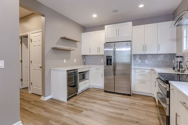 Building Photo - Must See West Omaha 5 Bedroom!!
