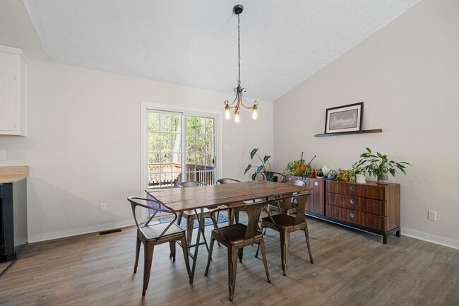 Building Photo - Bright and Spacious 3 Bedroom Home in Chesterfield ***Available Early March***