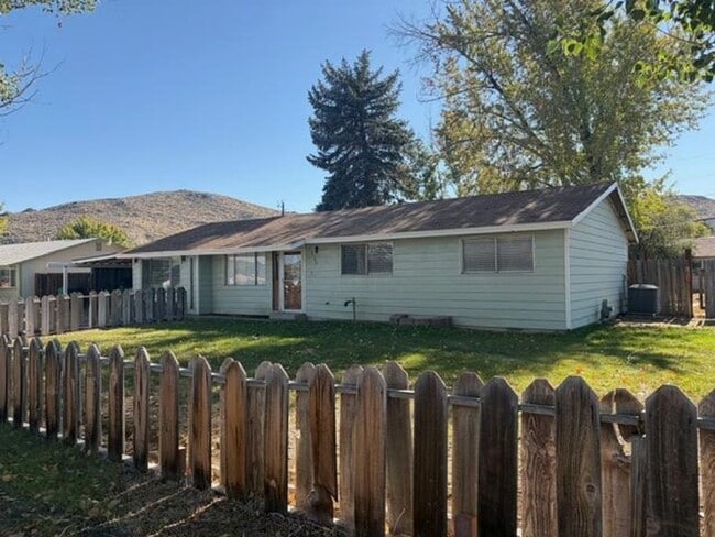 Building Photo - Charming 3 Bedroom Home