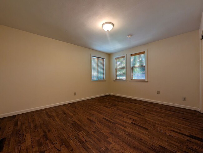 Building Photo - 890 E 29th Ave