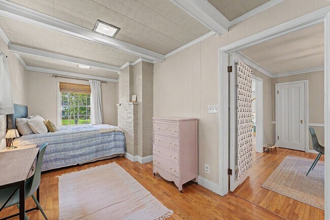 Building Photo - Fully Furnished Maple Ridge Home