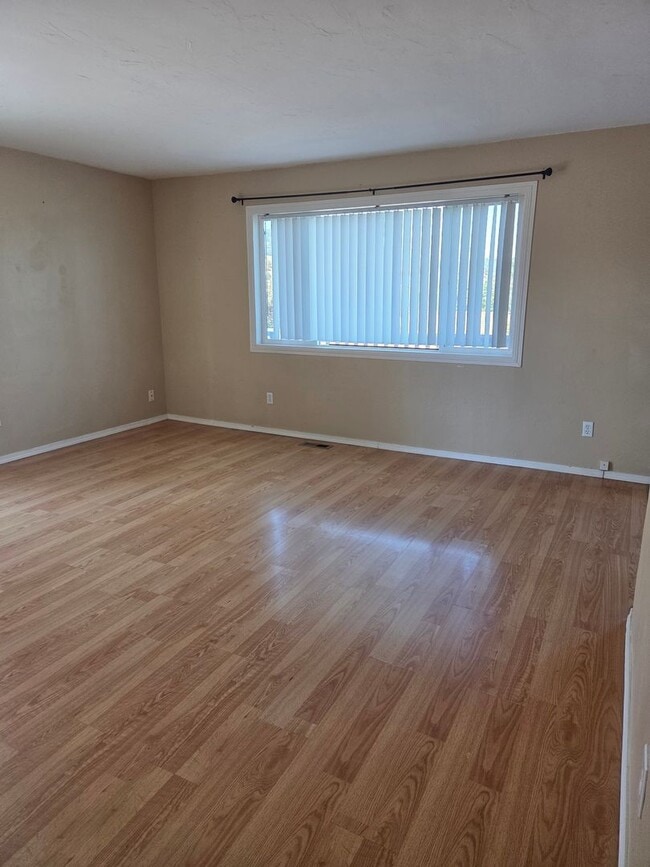 Building Photo - Very nice duplex 2 bedroom 1 bathroom