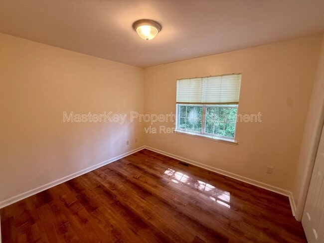 Building Photo - 327 St Thomas Dr