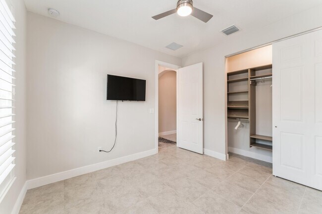 Building Photo - 6100 Bella Rosa Ln
