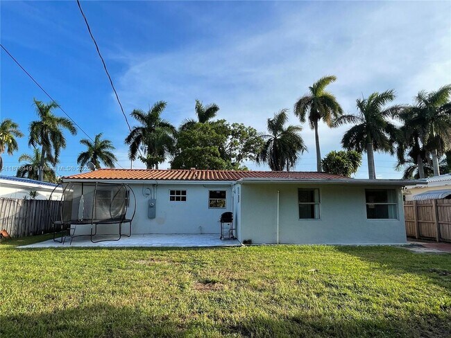 Building Photo - 1107 NE 8th St