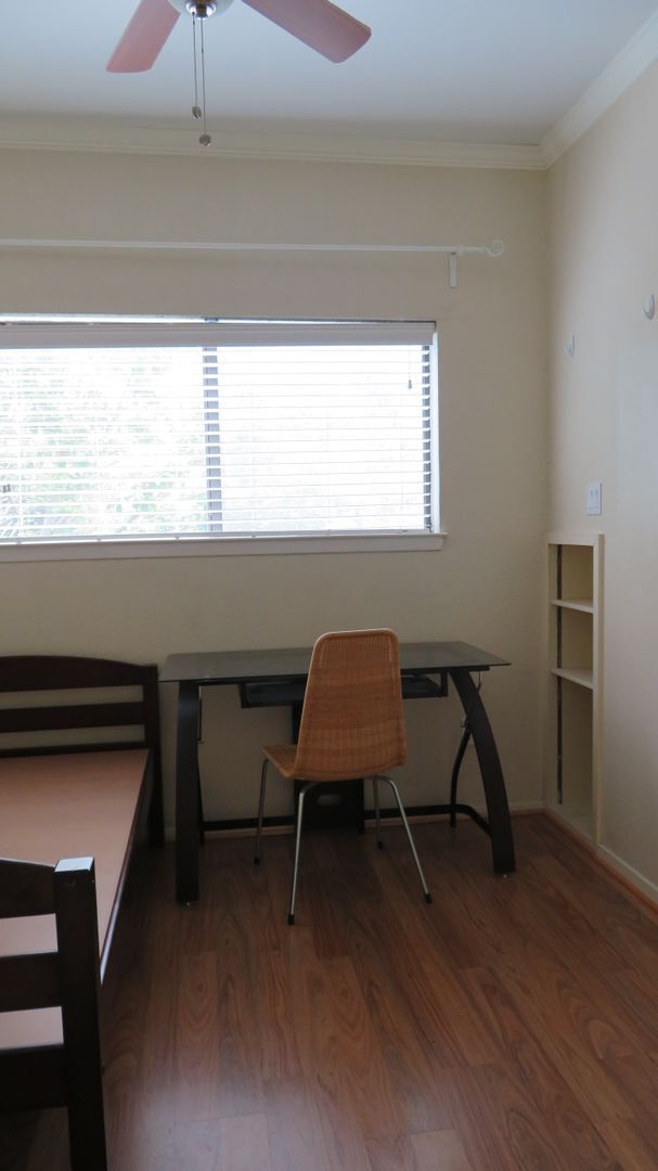 Building Photo - Beautiful 2 bed 1 bath condo 3 blocks from...