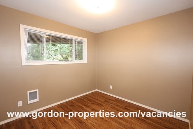 Building Photo - SE Green Vista Dr - Milwaukie 2 bedroom du...