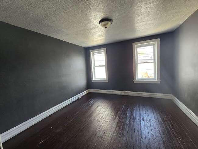 Building Photo - 528 N Jute St