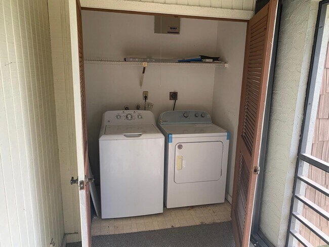 Building Photo - 4688 Oak Terrace Dr