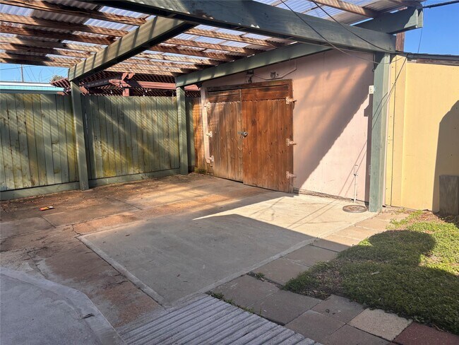 Building Photo - 1310 Harris Way