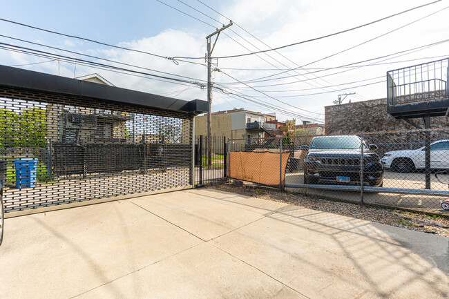 Building Photo - 2916 W Warren Blvd