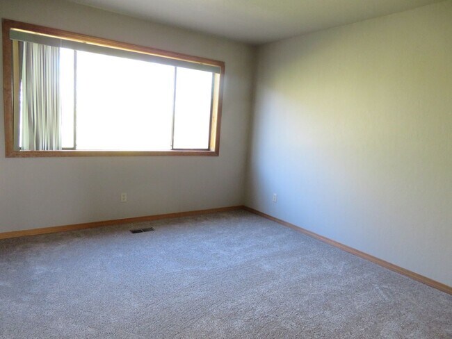 Building Photo - Huge Tri-Level Duplex