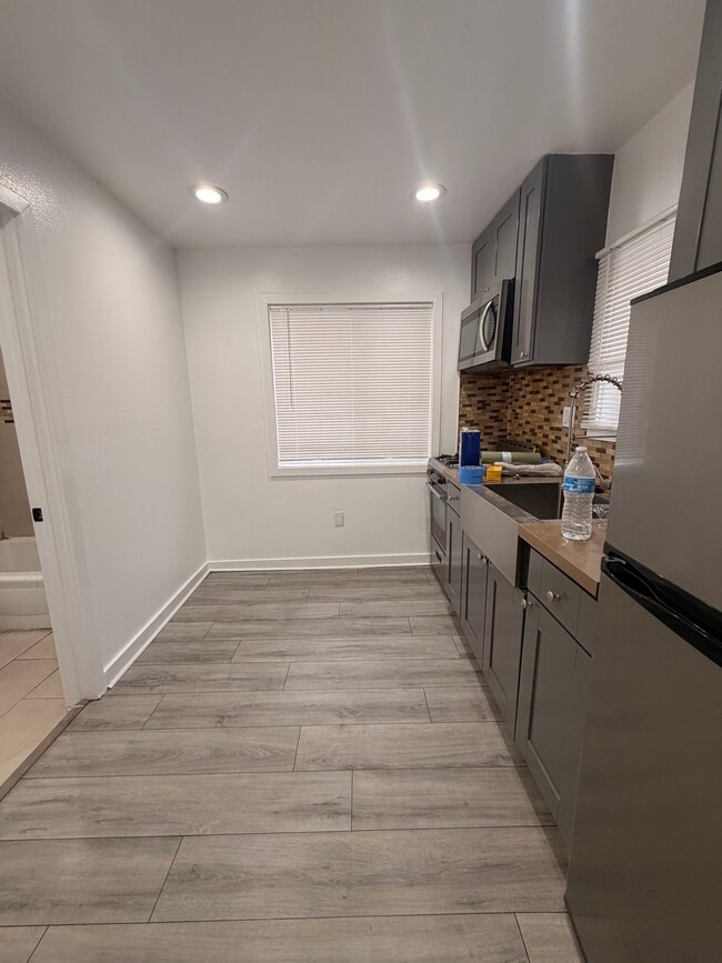 Building Photo - 2-1342 E 59th St