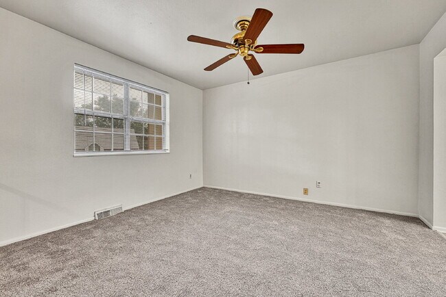 Building Photo - $2,495 - 3 Bed, 2 Bath Home in Aurora with...