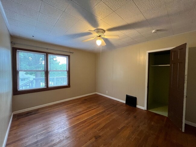 Building Photo - Available Mid-May 4 Bedroom / 1.5 Bathroom for Rent