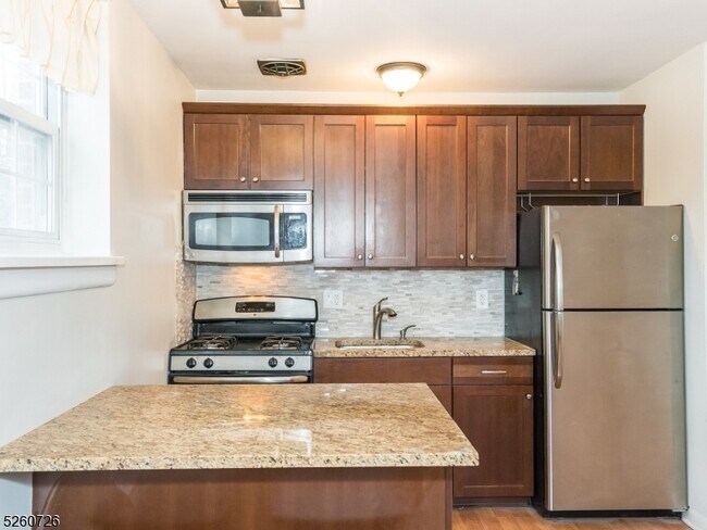 Building Photo - 48 Elm St