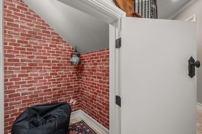 Building Photo - 1227 Radiant St